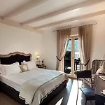 Tenuta Del Poggio Antico מלון 4*
