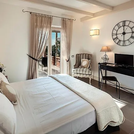 Hotell Tenuta Del Poggio Antico 4*