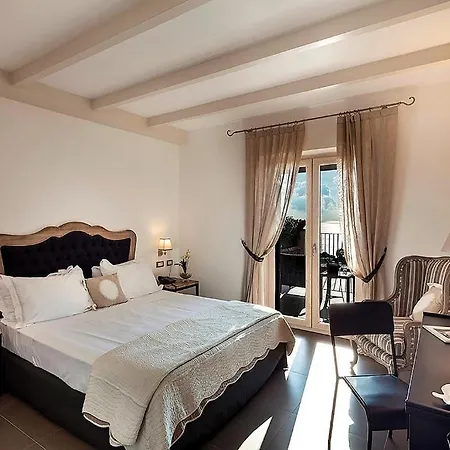 Tenuta Del Poggio Antico Hotell 4*